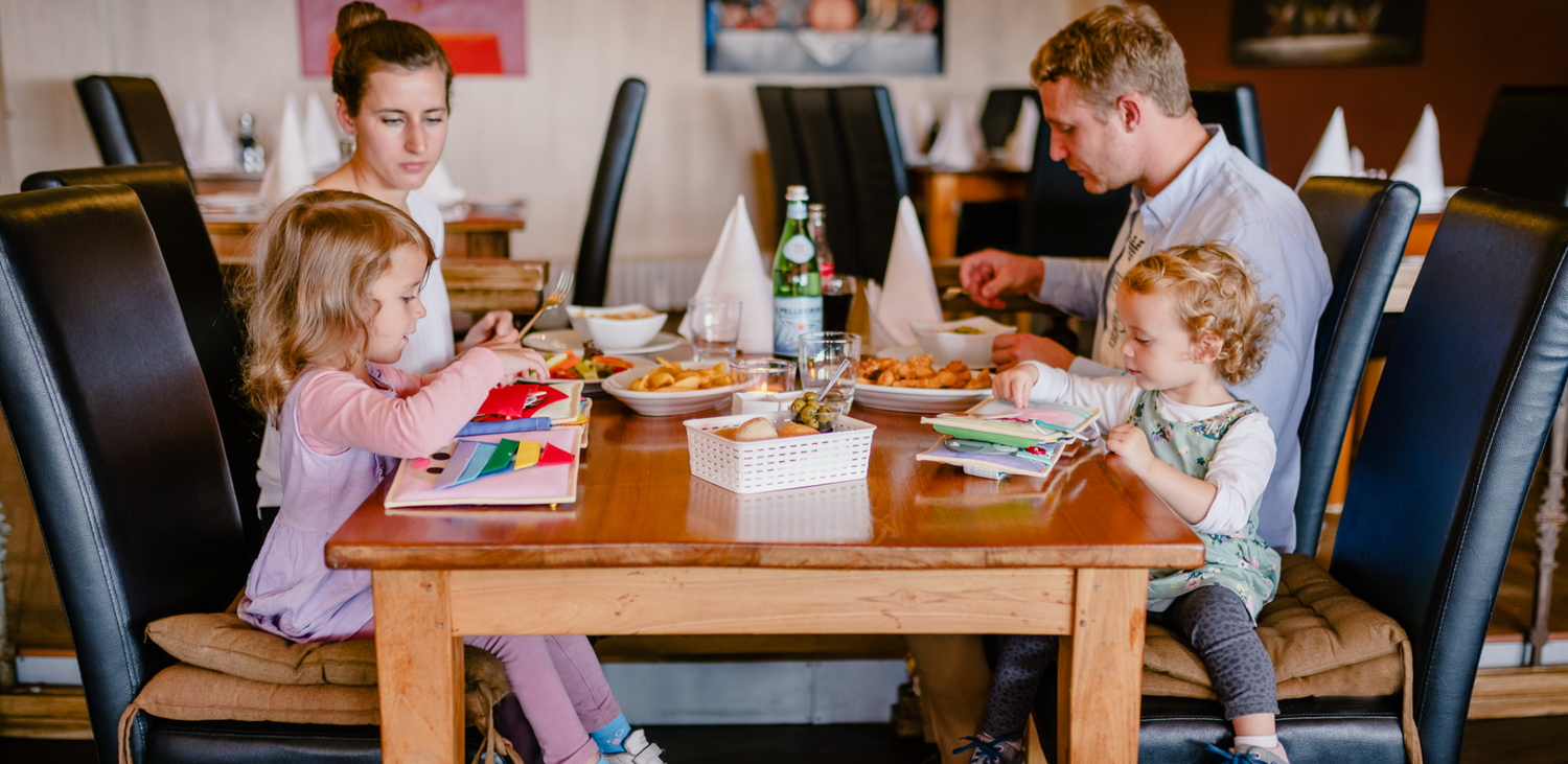 Comment occuper calmement un enfant… sans sortir une tablette ?